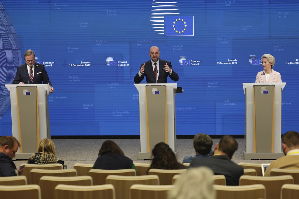 Dari kiri, Perdana Menteri Ceko Petr Fiala, Presiden Dewan Eropa Charles Michel, dan Ketua Komisi Eropa Ursula von der Leyen berbicara kepada pers setelah KTT Uni Eropa di Brussels, Belgia, 15 Desember 2022.