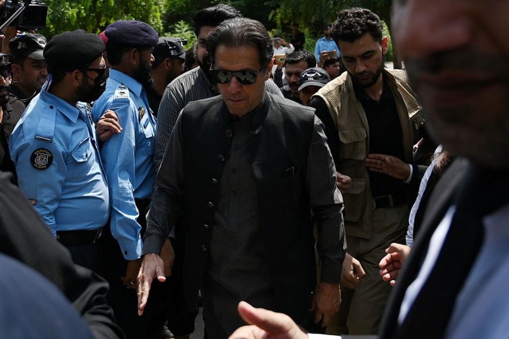 Mantan PM Pakistan Imran Khan (tengah) tiba untuk menghadiri sidang Pengadilan Anti-Terorisme di Islamabad pada 1 September 2022