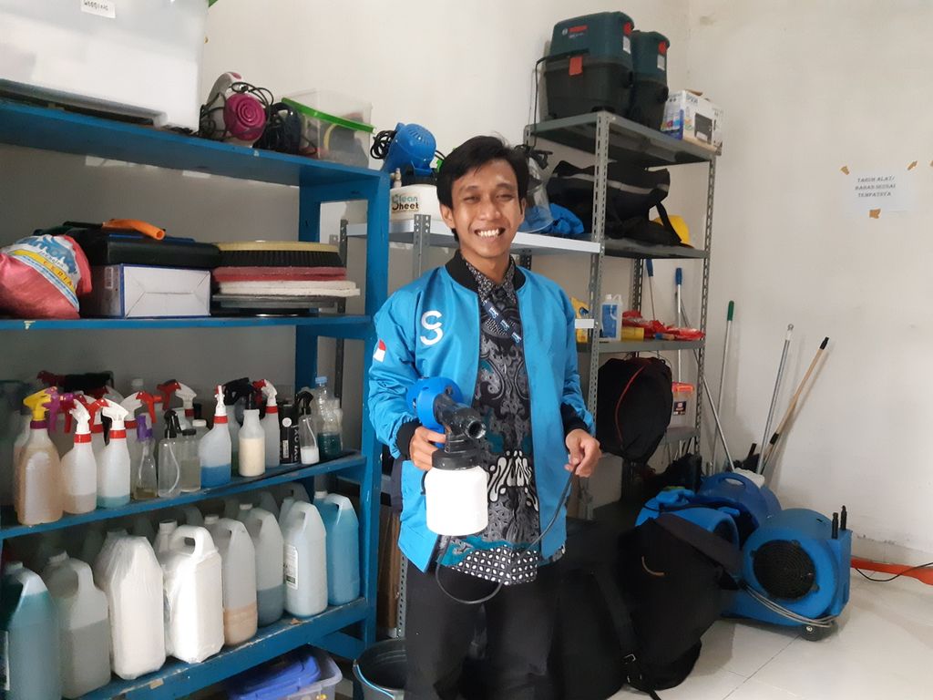 Dihqon Nadaamist pendiri Clean Sheet, usaha jasa pembersihan rumah dan kantor, saat ditemui di Bogor, Jabar, akhir Maret lalu. 