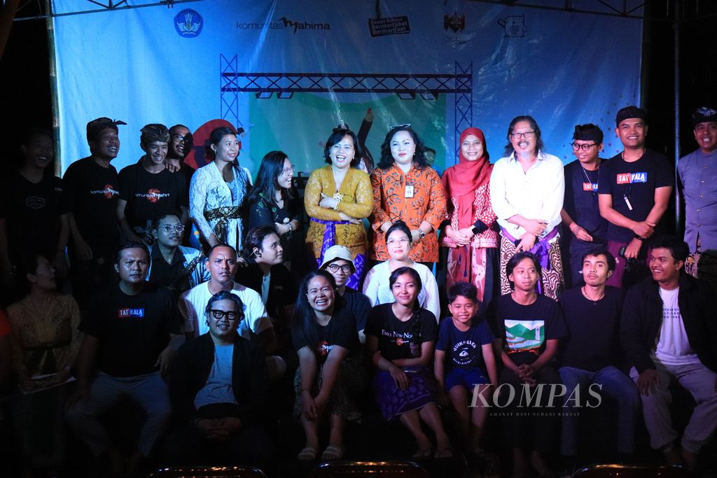 Para anggota Rumah Belajar Komunitas Mahima berfoto bersama setelah acara pembukaan Pekan Raya Cipta Karya Mahima 2023 di Kabupaten Buleleng, Bali Utara, Jumat (17/11/2023). 
