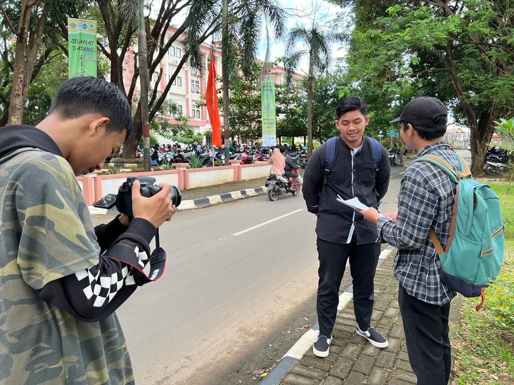 Komunitas I-brand melakukan proses pengambilan gambar film di kampus UIN Alauddin, Makassar, Rabu (15/6/2022).