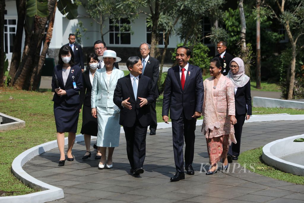 Presiden Joko Widodo didampingi Ibu Iriana Joko Widodo dan Kaisar Jepang Naruhito didampingi Permaisuri Masako memasuki Griya Anggrek di Kebun Raya Bogor, Jawa Barat, Senin (19/6/2023). 