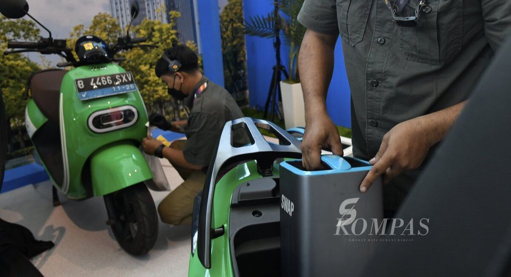 PT PLN (Persero) and PT Grab Indonesia are working to develop infrastructure for public electric vehicle battery exchange stations in Jakarta, Wednesday (6/4/2022).