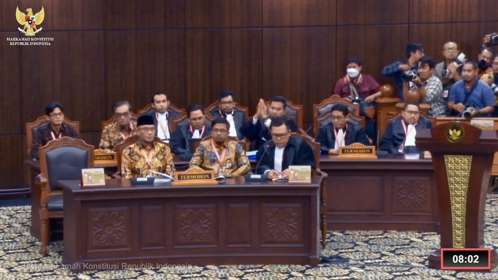 Unsur pimpinan Komisi Pemilihan Umum hadir saat sidang perselisihan hasil pemilihan umum di Mahkamah Konstitusi, Rabu (27/3/2024).