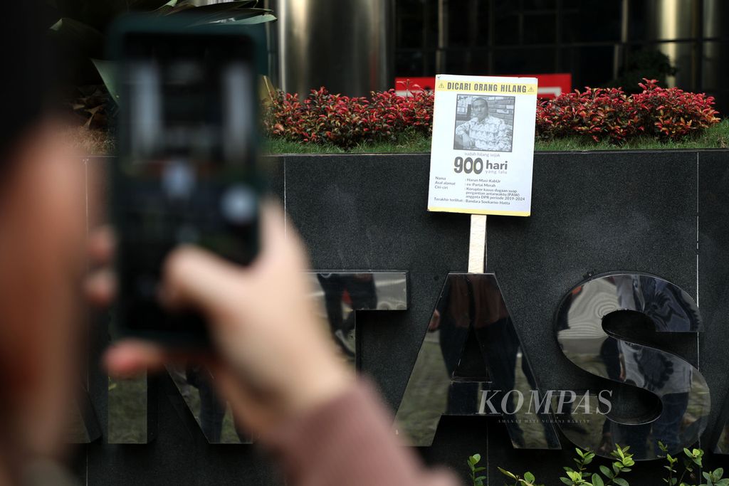 Poster yang dibawa aktivis Indonesia Corruption Watch (ICW) saat aksi untuk memeringati 900 hari hilangnya Harun Masiku di depan Gedung Komisi Pemberantasan Korupsi (KPK), Jakarta, Selasa (28/6/2022).