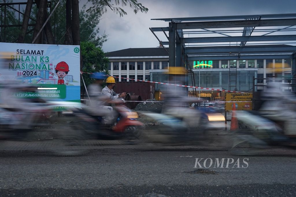 Ribuan pekerja yang pulang dan melintas di depan kantor PT IMIP, di Bahodopi, Morowali, Sulawesi Tengah, Kamis (8/2/2024). Puluhan ribu orang datang untuk bekerja di wilayah hilirisasi nikel terbesar di Indonesia ini. Meski begitu, kecelakaan kerja terus terjadi di kawasan ini.