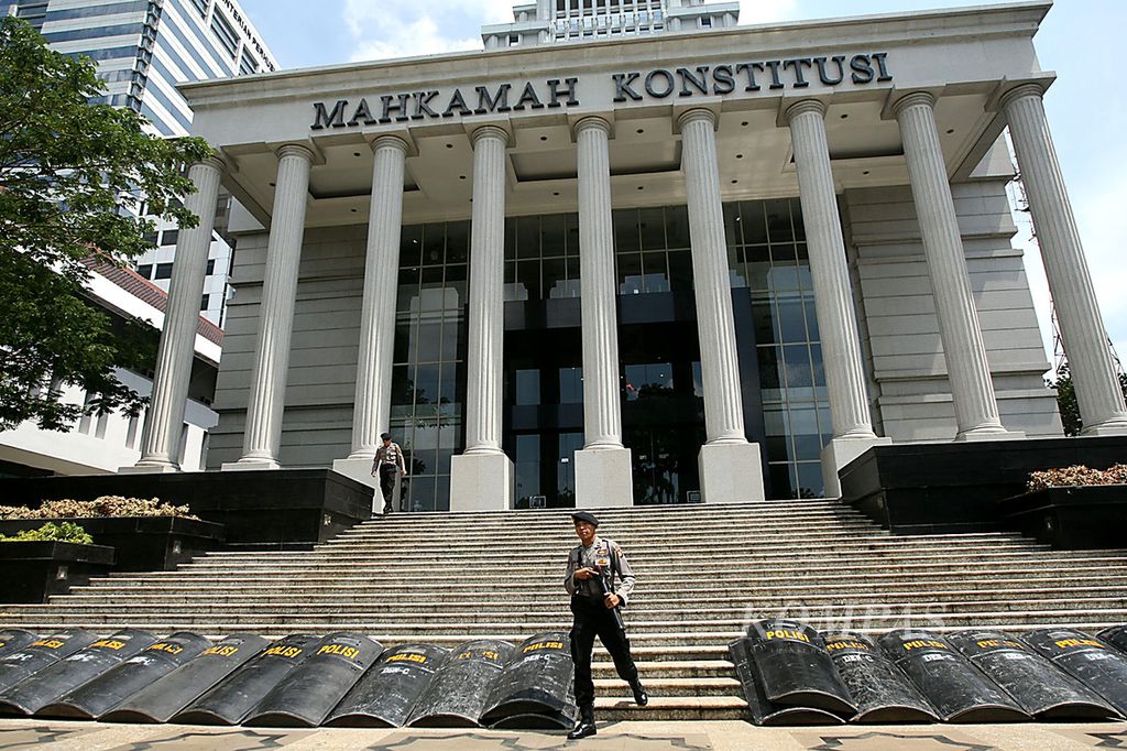 Personel Polri berjaga di Gedung Mahkamah Konstitusi, Jakarta, pada 5 Agustus 2014. Pengamanan tersebut untuk persiapan persidangan sengketa hasil Pilpres 2014 yang diajukan pasangan Prabowo Subianto-Hatta Rajasa. 