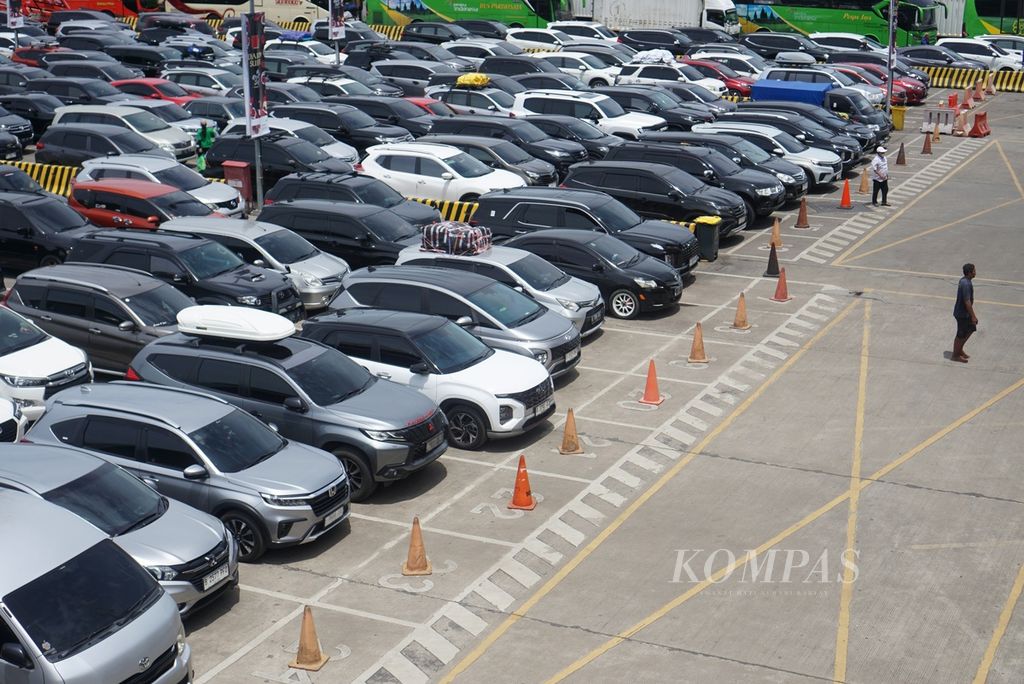 Private cars queue at the Executive Pier of Merak Harbor, Banten, Saturday (6/4/2024).