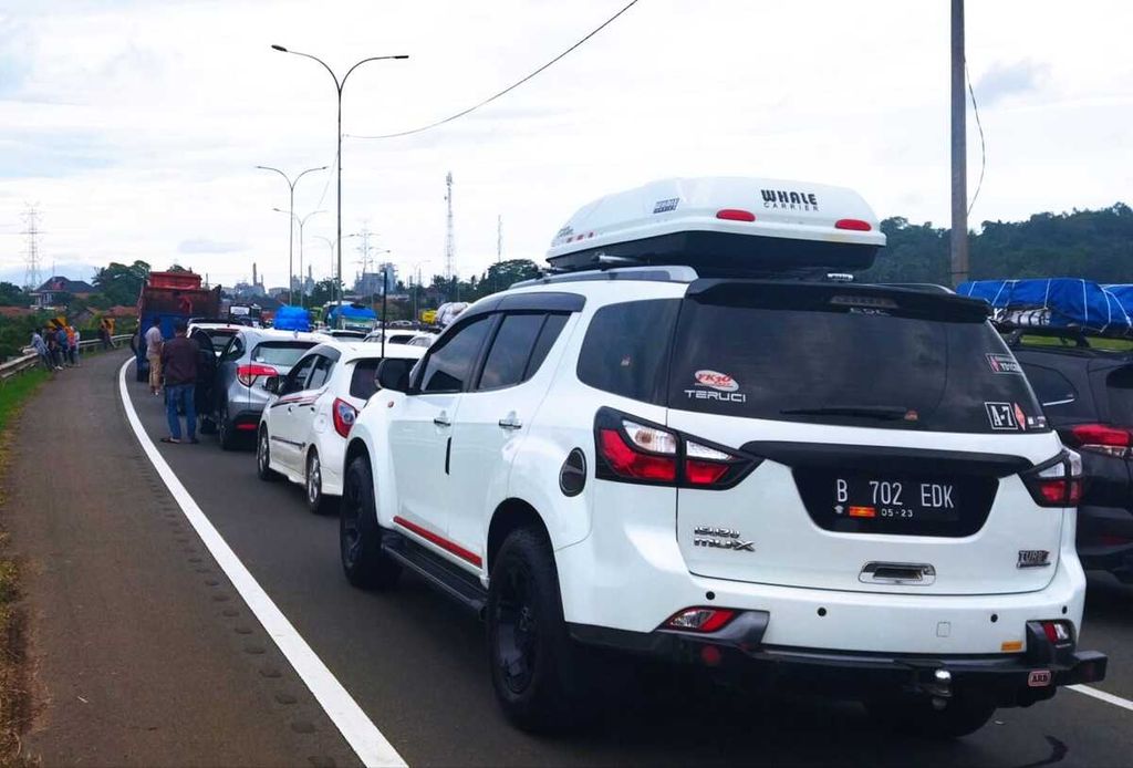 Kendaraan terjebak macet di KM 96-97 Jalan Tol Tangerang-Merak sebelum masuk pintu keluar Gerbang Tol (GT) Merak, Banten, Kamis (28/4/2022). Dibutuhkan hampir sekitar satu jam keluar dari GT Merak.