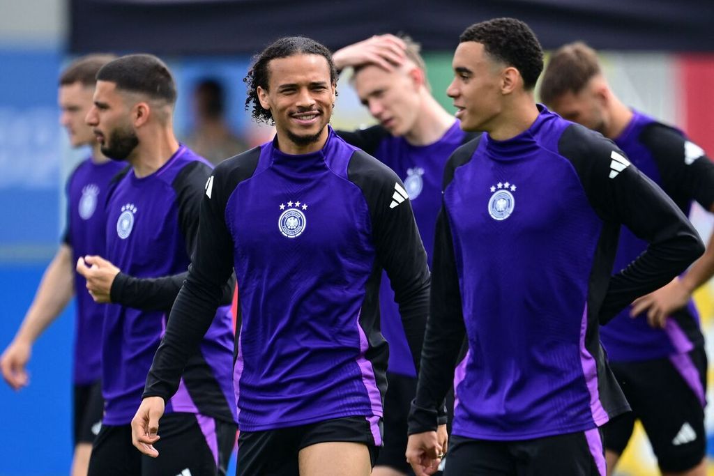 Gelandang Jerman, Leroy Sane dan Jamal Musiala, mengikuti sesi latihan di Herzogenaurach, Jumat (28/6/2024). Jerman akan menghadapi Denmark pada babak 16 besar Piala Eropa 2024, Minggu (30/6/2024) pukul 02.00 WIB, di BVB Stadion Dortmund atau Stadion Signal Iduna Park. 