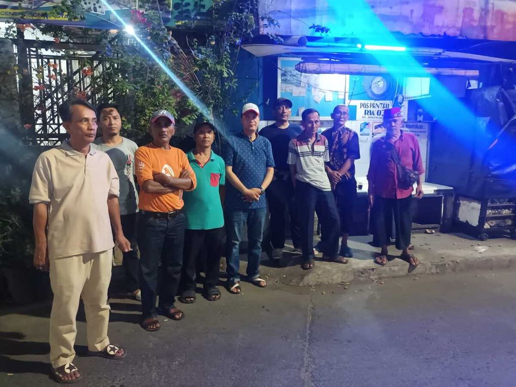 The residents of Rukun Warga 003, Jembatan Besi Sub-District, Tambora District, West Jakarta patrol at night at the RW 003 post to maintain community security and order during Ramadan and Eid.