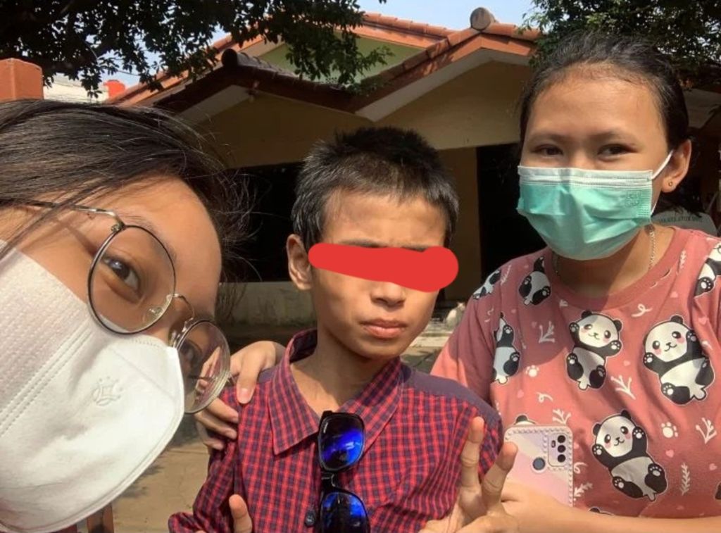 R (15), anak yang diduga ditelantarkan orangtuanya, diselamatkan warga setelah kabur dalam kondisi kaki terantai di Jatikramat, Kecamatan Jatiasih, Bekasi, Jawa Barat, Juli 2022.