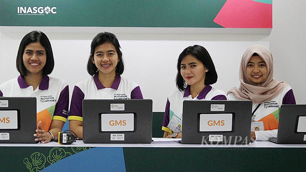Relawan bertugas  di bagian akreditasi untuk para atlet, ofisial, dan perangkat pertandingan dari luar negeri saat  uji coba kejuaraan Asian Games 2018,  Selasa (6/2), di Terminal 2D, Bandara Internasional Soekarno-Hatta, Tangerang, Banten. 