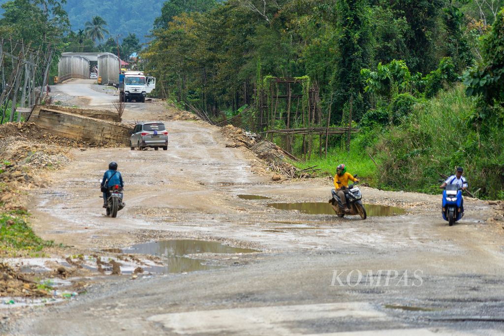 Pengendara menghindari lubang dan konstruksi jalan yang mangkrak di Jalan Trans-Sulawesi di Kecamatan Oheo, Kabupaten Konawe Utara, Sulawesi Tenggara, Sabtu (23/7/2022).