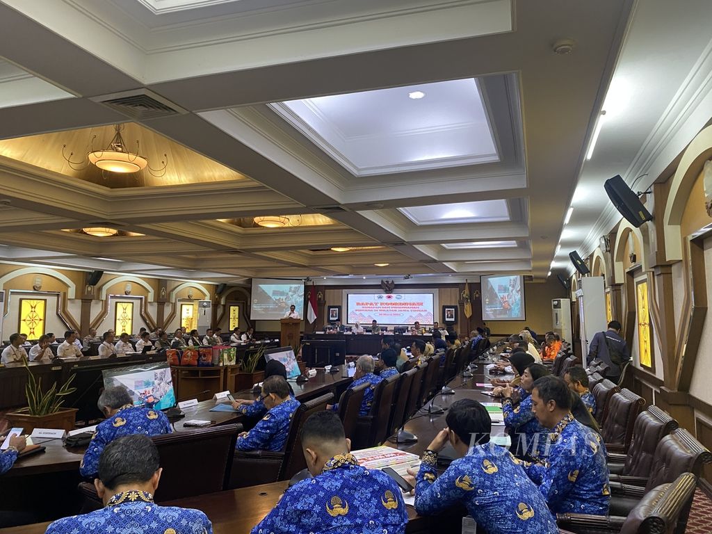 Suasana Rapat Koordinasi Persiapan dan Penanganan Bencana di Wilayah Jateng di kantor Gubernur Jateng, Senin (18/3/2023). 