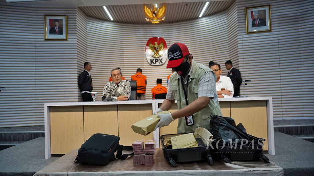 Petugas Komisi Pemberantasan Korupsi (KPK) saat menunjukkan barang bukti yang disita dari operasi tangkap tangan (OTT) terhadap Gubernur Maluku Utara Abdul Ghani Kasuba bersama sejumlah tersangka lainnya saat ekspose di Gedung KPK, Jakarta, Rabu (20/12/2023). 
