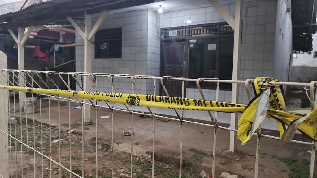 Garis polisi melintang di pagar besi rumah kontrakan tempat kejadian ditemukannya lima orang yang diduga keracunan, di Kelurahan Ciketing Udik, Kecamatan Bantargebang, Kota Bekasi, Jawa Barat, Jumat (13/1/2023).