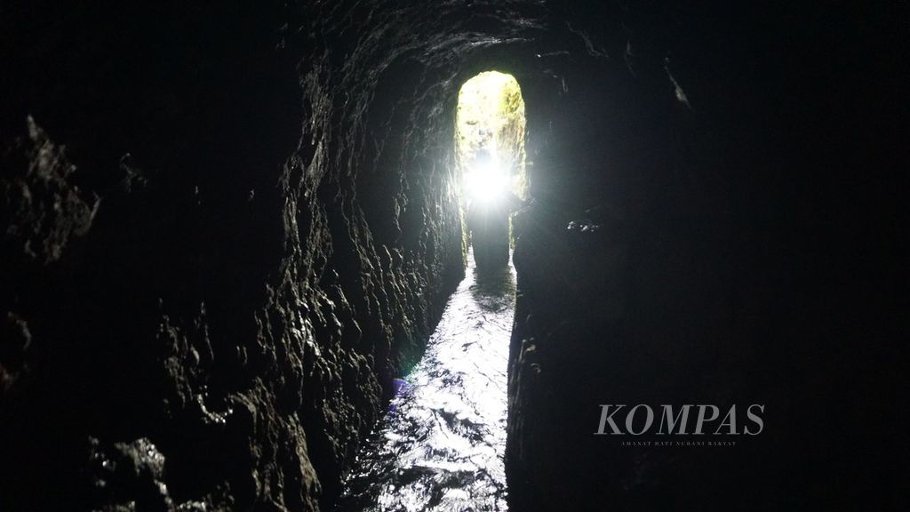 Agus Salimin dan Kusnanto masuk ke dalam terowongan air sepanjang 550 meter di lereng selatan Gunung Slamet, Banyumas, Jawa Tengah, Jumat (28/1/2022).
