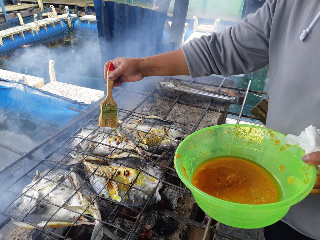 Pengolahan ikan bakar di tempat usaha keramba jaring apung di Kota Ambon, Maluku, pada Senin (19/6/2023). Ikan yang dibudidayakan adalah kerapu, kuwe, dan kakap putih.