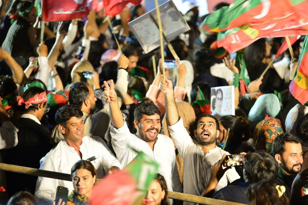 Para pendukung Perdana Menteri Pakistan 2018-2022 Imran Khan maupun partai politik Pakistan Tehreek-e-Insaf (PTI) melakukan unjuk rasa antipemerintah di Islamabad, 20 Agustus 2022. Khan dilengserkan melalui mosi tidak percaya pada Mei 2022.