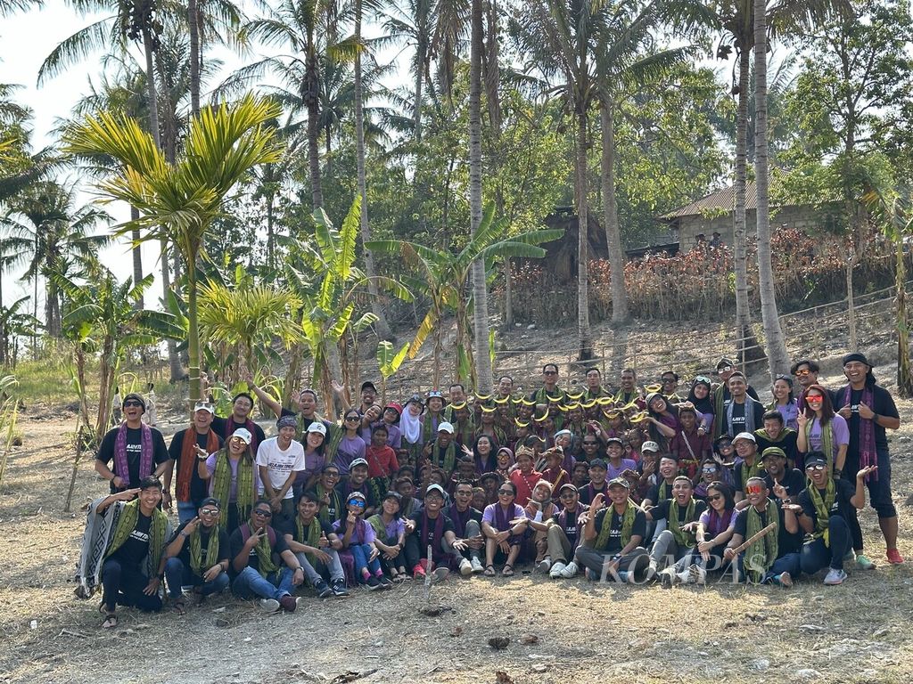 Para pelari peserta Jelajah Timur 2023 berfoto bersama dengan dengan anak-anak dan tokoh masyarakat di Desa Naileu, Kecamatan Kie, Kabupaten Timor Tengah Selatan, Nusa Tenggara Timur, Kamis (26/10/2023) siang.