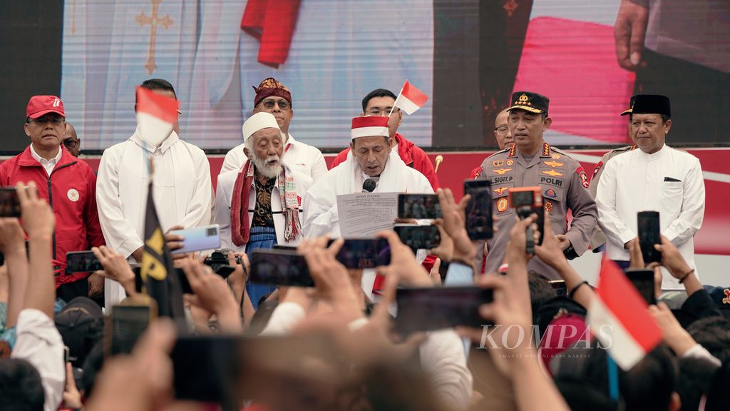 Kepala Polri Jenderal (Pol) Listyo Sigit Prabowo bersama Habib Luthfi bin Ali bin Yahya (ketiga dari kanan) dan tokoh agama membacakan ikrar NKRI seusai Kirab Merah Putih di Bundaran Hotel Indonesia, Jakarta Pusat, Minggu (28/8/2022). 