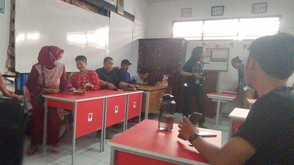 Wali Murid SDN Pondok Cina 1 didampingi tim kuasa hukum menyampaikan tanggapan mereka atas keputusan penundaan pembangunan masjid kepada wartawan, di ruang kelas SDN Pondok Cina 1, Kecamatan Beji, Kota Depok, Jawa Barat, Rabu (14/12/2022).