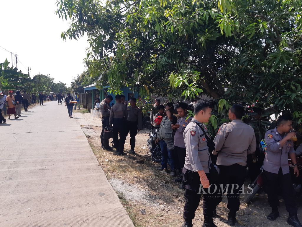 The atmosphere around the entrance of Mahad Al-Zaytun in Mekarjaya Village, Gantar District, Indramayu Regency, West Java, Thursday (22/6/2023). A total of 1,200 police officers were on standby to handle a demonstration from the Dharma Ayu Solidarity Forum.