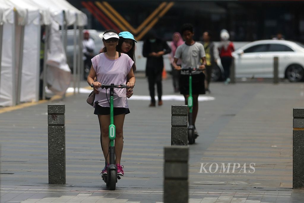 Warga mengendarai skuter listrik di trotoar Jalan Jenderal Sudirman, Jakarta Pusat (24/11/2019). Polda Metro Jaya dan Dinas Perhubungan DKI Jakarta menetapkan sejumlah aturan operasional skuter listrik, seperti wajib menggunakan alat pengaman dan lokasi yang diperbolehkan. 