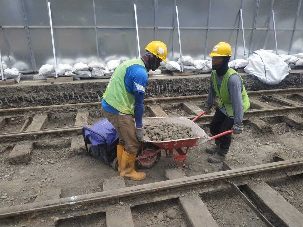 Petugas proyek memindahkan batu di Jalan Gajah Mada, Jakarta Pusat, Rabu (16/11/2022).