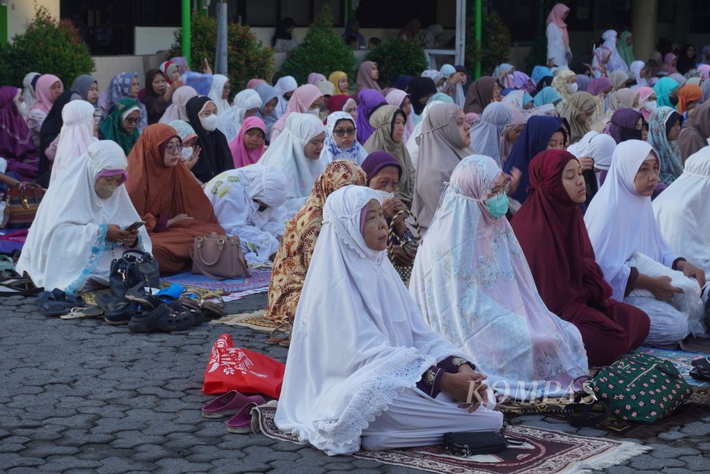 Warga mendengarkan ceramah seusai menjalankan shalat Idul Adha di halaman parkir Rumah Sakit Roemani Muhammadiyah, Kota Semarang, Jawa Tengah, Rabu (28/6/2023). 