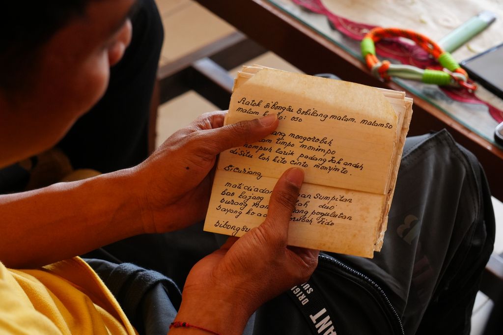 Lirik dari seni tradisi koba yang ditulis oleh maestro tradisi lisan asal Kabupaten Rokan Hulu, Riau, Taslim bin Faham (73), Senin (5/8/2024).