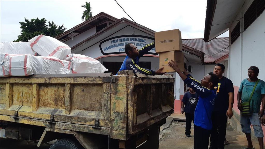 Tampak pemberian bantuan makanan dan perlengkapan bagi para pengungsi asal Kabupaten Nduga yang tersebar di sejumlah daerah.