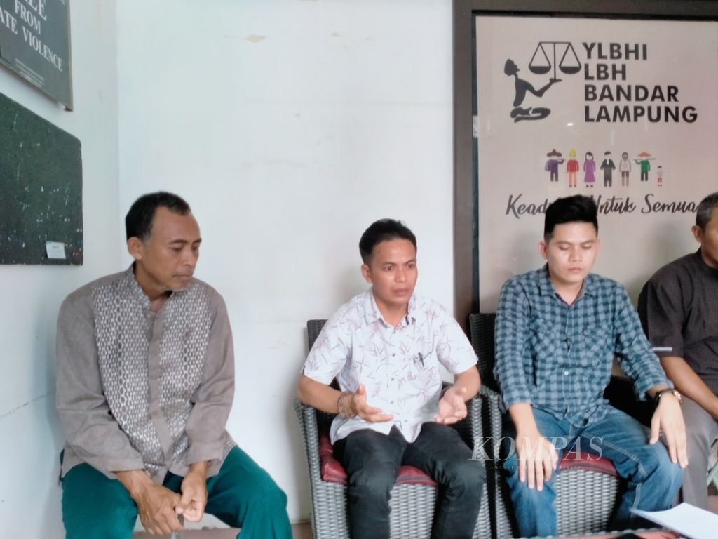 Ketua Paguyuban Keluarga Korban Talangsari Lampung Edi Arsadad (ketiga dari kiri) memberikan keterangan pada media di Bandar Lampung, Selasa (15/11/2022).