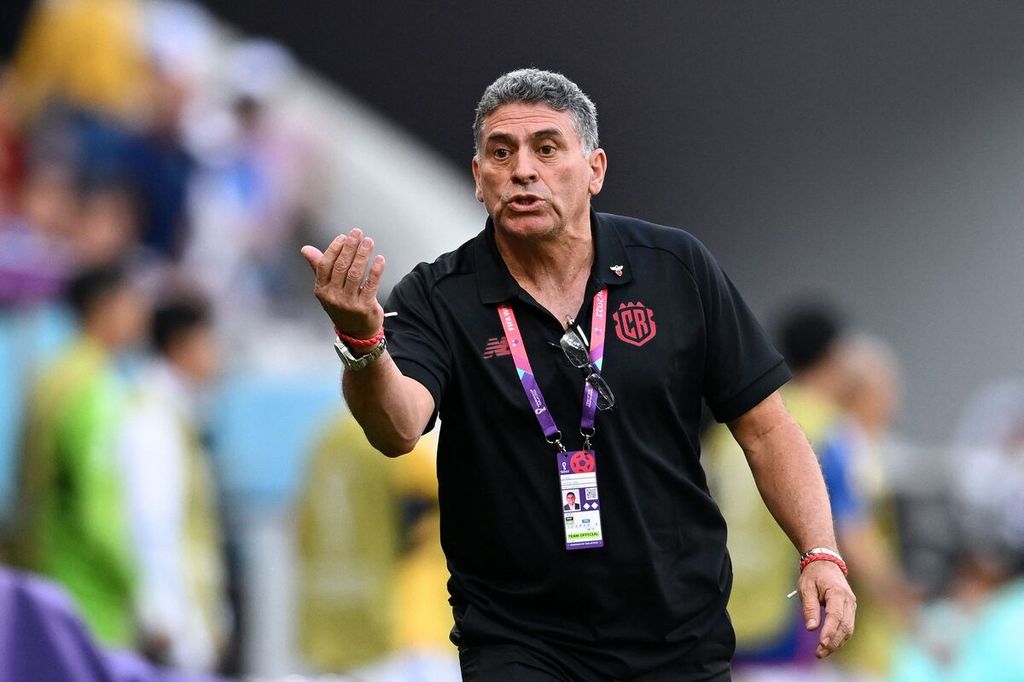 Costa Rica's Colombian coach Luis Suarez gestures on the touchline during the Qatar 2022 World Cup Group E football match between Japan and Costa Rica at the Ahmad Bin Ali Stadium in Al-Rayyan, west of Doha on November 27, 2022. 