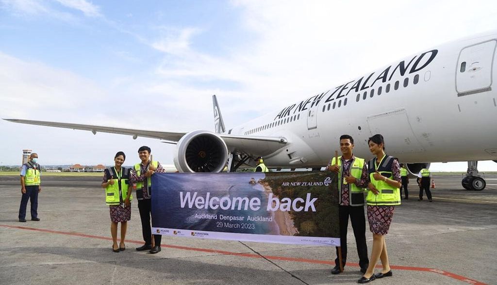 Dokumentasi Humas PT Angkasa Pura I (Persero) Bandara Internasional I Gusti Ngurah Rai, Bali, menampilkan penyambutan kedatangan pesawat dari Selandia Baru, yang dioperasikan Air New Zealand, di Bandara Internasional I Gusti Ngurah Rai, Badung, Bali, akhir Maret 2023.