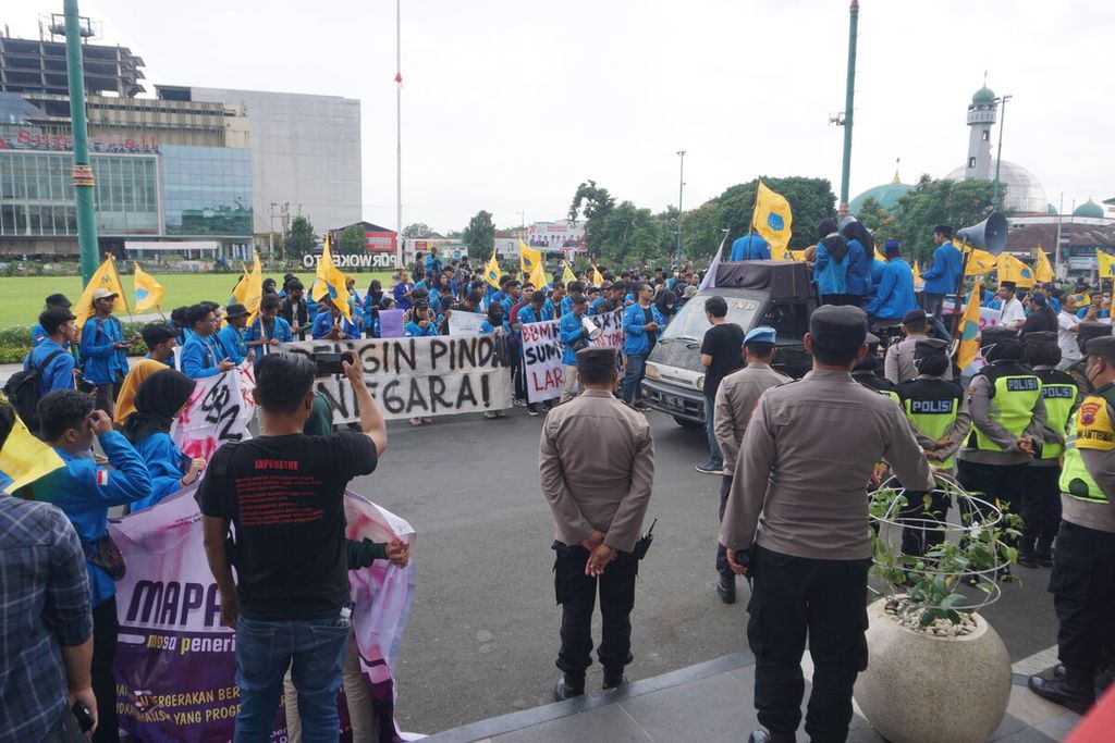 Ratusan mahasiswa menggelar demonstrasi menolak kenaikan harga BBM di Alun-alun Purwokerto, Banyumas, Jawa Tengah, Selasa (6/9/2022).