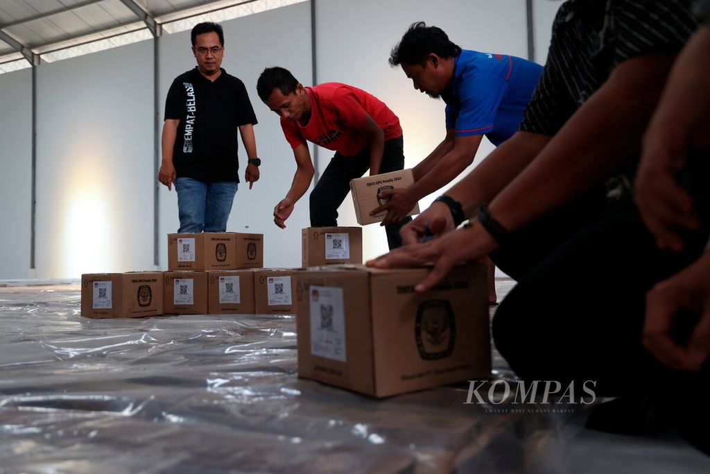 Komisi Pemilihan Umum Kota Semarang menerima tinta sebagai logistik pemilu yang pertama didatangkan di Gudang KPU, Ngaliyan, Kota Semarang, Jawa Tengah, Jumat (3/11/2023). 