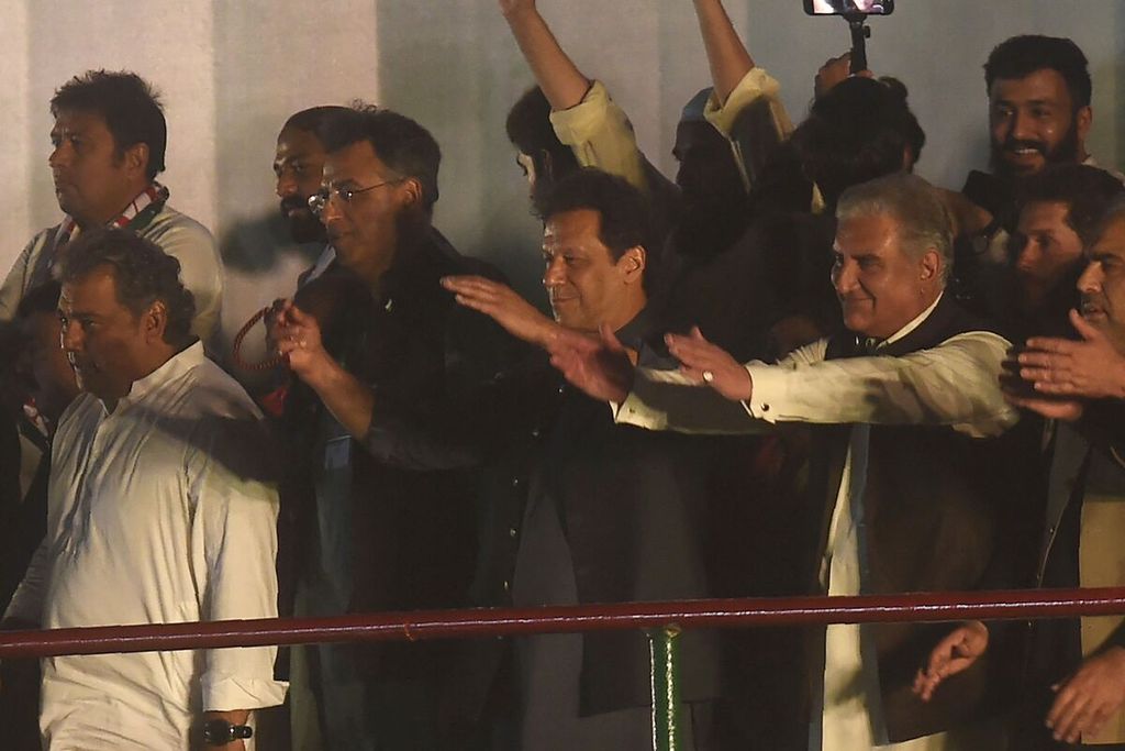 Mantan PM Pakistan Imran Khan (tengah) melambaikan tangan ke arah para pendukungnya dalam unjuk rasa di Karachi, Pakistan, 16 April 2022. 
