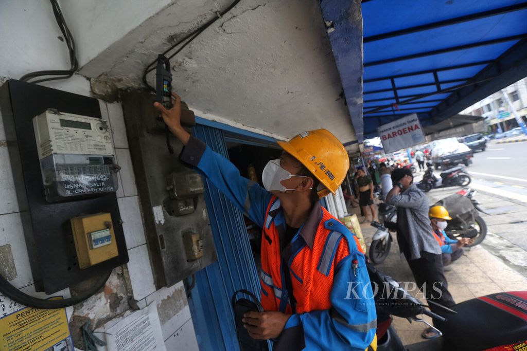 Petugas PLN mengukur beban pada jaringan listrik milik pelanggan di kawasan Taman Sari, Jakart Barat, Selasa (9/2/2021). Pemerintah pada periode Januari sampe Maret 2021 memberi stimulus tarif listrik kepada 33,74 juta pelanggan dengan nilai Rp 4,57 triliun.