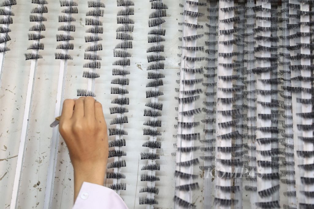 Para pekerja menyelesaikan pembuatan bulu mata palsu di PT Bintang Mas Triyasa, Purbalingga, Jawa Tengah, Senin (15/1/2024). Bulu mata palsu merupakan salah produk unggulan Purbalingga yang diekspor ke Eropa dan Amerika Serikat. 
