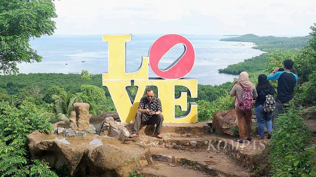 Lokasi foto favorit para wisatawan di Bukit Love, Dusun Jatikerep, Pulau Karimunjawa, Kabupaten Jepara, Jawa Tengah, Rabu (5/4/2017). Pemandangan Karimunjawa dari atas Bukit Love, beberapa bulan terakhir, kian populer di media sosial. Untuk masuk ke obyek wisata itu, setiap pengunjung dikenai biaya Rp 10.000 per orang.