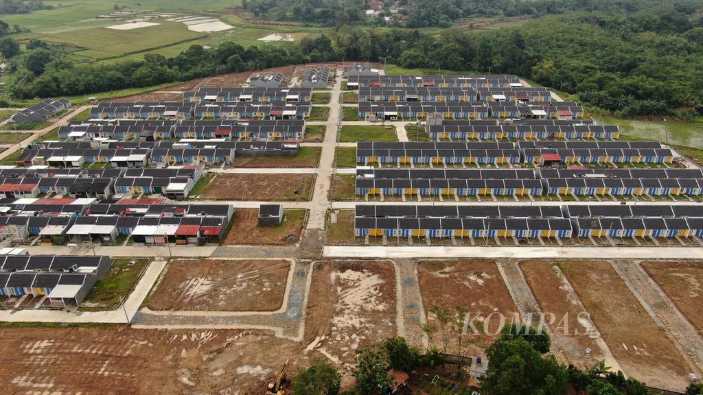 Deretan rumah baru yang hampir selesai pembangunannya di Cibunar, Kecamatan Parung Panjang, Kabupaten Bogor, Jawa Barat, Kamis (19/1/2023). Ratusan rumah yang dibangun di tempat ini merupakan rumah dengan KPR bersubsidi pemerintah.  