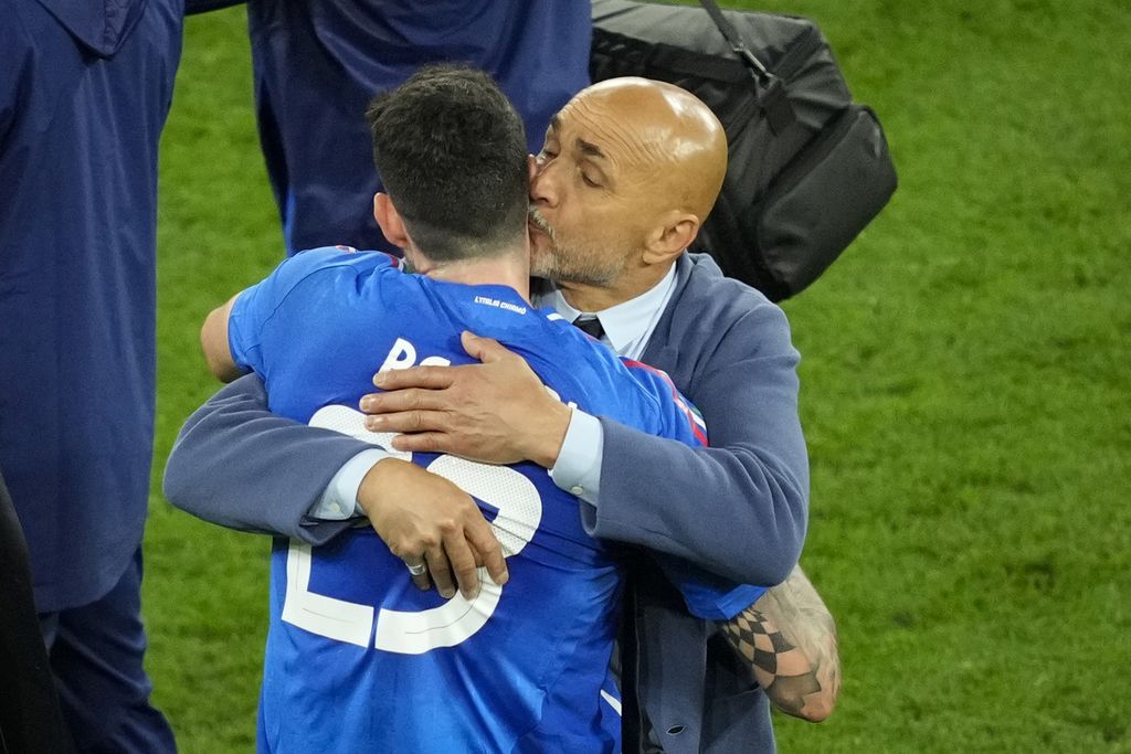 Pelatih italia Luciano Spalletti mencium Alessandro Bastoni pada akhir laga Grup B Piala Eropa antara Italia dan Albania di Dortmund, Jerman, Sabtu (15/6/2024). 