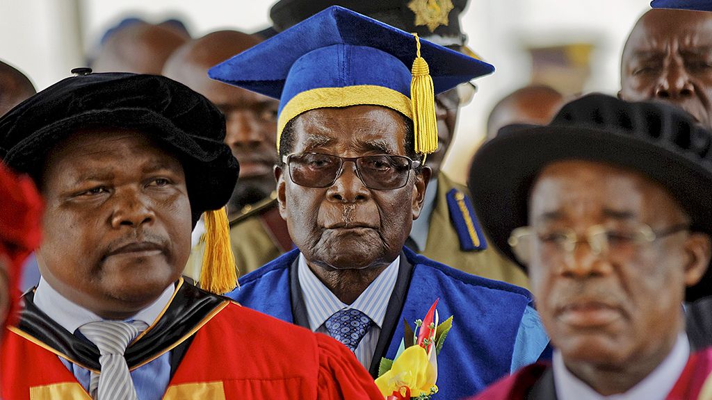 Presiden Robert Mugabe (tengah), Jumat (17/11), menghadiri upacara wisuda Universitas Terbuka Zimbabwe di pinggiran kota Harare, Zimbabwe.  Kehadirannya ini merupakan penampilan pertama di hadapan publik sejak militer menempatkan Presiden Robert Mugabe  dalam tahanan rumah beberapa hari lalu. 