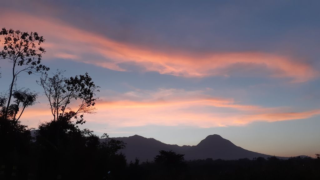 Senja di kawasan Dau dengan latar belakang Gunung Panderman, Sabtu (17/9/2021).