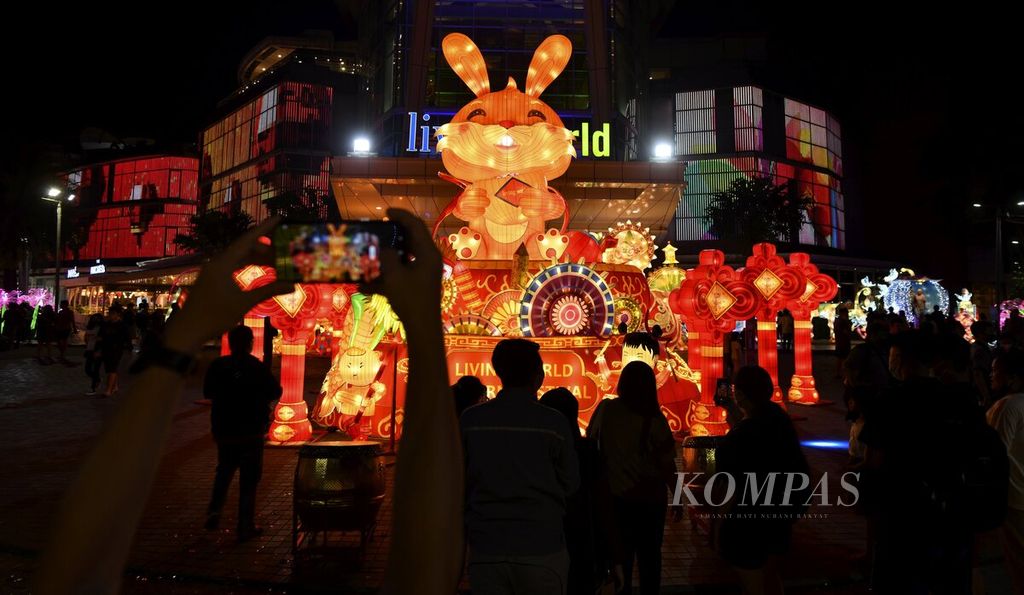 Lampion dengan karakter shio kelinci berukuran besar menjadi maskot utama dalam pembukaan Festival Lentera di Mal Living Worid Alam Sutera, Tangerang Selatan, Selasa (17/1/2023) malam.