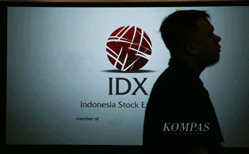 Siluet karyawan melintas di depan Bursa Efek Indonesia di Jakarta, Rabu (7/2/2024). 