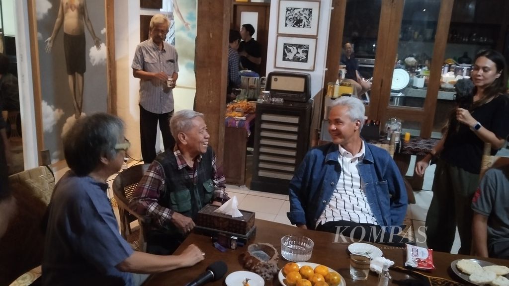 Ganjar Pranowo (jaket biru) saat berbincang dengan sejumlah seniman, budayawan, dan akademisi di rumah seniman Butet Kertaradjasa (kiri), di Kasihan, Kabupaten Bantul, DIY, Senin (16/10/2023) malam.