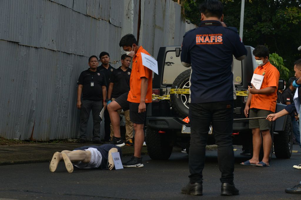 Tersangka Mario Dandy Satrio (kiri) melakukan salah satu adegan dalam rangkaian rekonstruksi kasus penganiayaan Cristalino David Ozora di kawasan Green Permata Boulevard, Jakarta Selatan, Jumat (10/03/2023).  